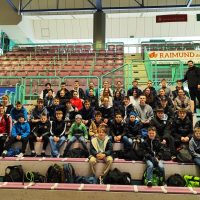 Gesamte Mannschaft unseres Gymnasiums bei der Siegerehrung in der Oberfrankenhalle des diesjährigen Bezirksfinales Schwimmen des Wettbewerbs "Jugend trainiert für Olympia" mit ihren beiden betreuenden Lehrkräften