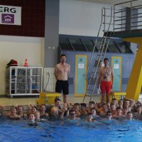 Unsere Teilnehmerinnen und Teilnehmer eines Trainings am Dienstag im Münchberger Hallenbad mit unseren beiden sie trainierenden Lehrkräften (Bild: Helmut Engel, Frankenpost)